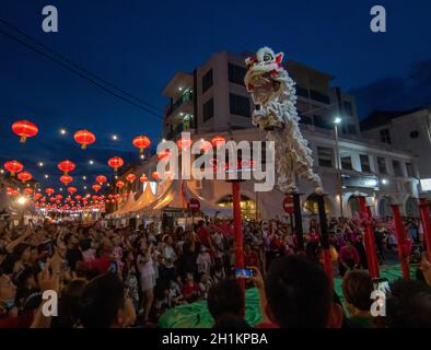 Georgetown, Penang/Malaysia - 02 2020. Feb: Stelzenlöhnentanz während miaohui. Stockfoto