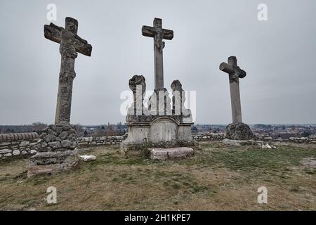 Kreuze auf dem Hügel, verwitterten alten Skulpturen im Laufe der Jahre beschädigt Stockfoto