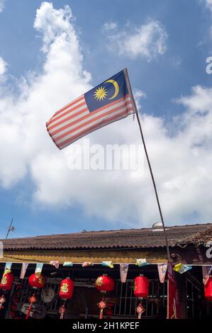 Georgetown, Penang/Malaysia - 15 2020. Feb: Malaysia Flagge winkt auf dem Dach. Stockfoto