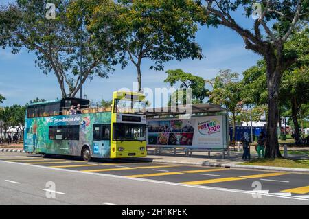 Georgetown, Penang/Malaysia - Feb 15 2020: Penang Hop on und Hop off Bus an der Bushaltestelle. Stockfoto