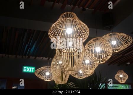Handgefertigter Korblampenschirm in der Lobby, Stockfoto Stockfoto