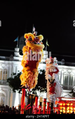 Georgetown, Penang/Malaysia - 15 2020. Februar: Zwei Löwen tanzen auf Stelzen. Stockfoto