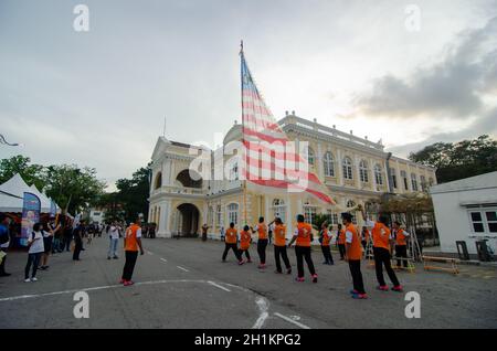 Georgetown, Penang/Malaysia - 15 2020. Februar: Öffentlichkeit genießen Chingay Leistung vor Rathaus. Stockfoto