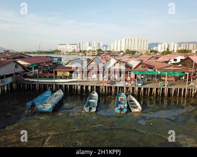 Georgetown, Penang/Malaysia - Feb 28 2020: Chew Jetty Holzbrücke und Haus auf dem Wasser. Stockfoto