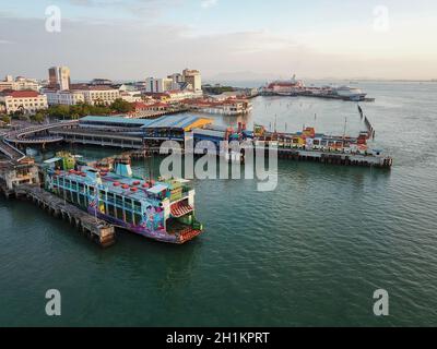 Georgetown, Penang/Malaysia - Feb 28 2020: Luftaufnahme Fährterminal mit Hintergrund Pier Swettenham. Stockfoto