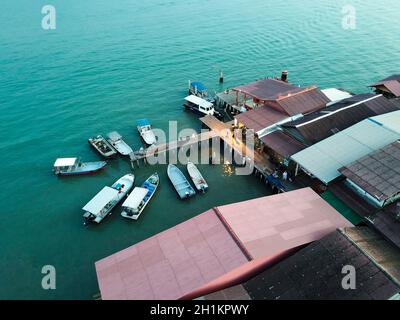 Georgetown, Penang/Malaysia - Feb 28 2020: Bootsanleger in der Nähe der Holzbrücke Chew Jetty. Stockfoto