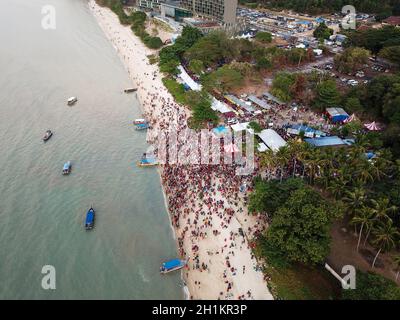 Teluk Bahang, Penang/Malaysia - Mär 08 2020: Luftaufnahme Indische Anhänger bei Masi Magam Theppa Thirunal (Floating Chariot Festival) bei Sri Singamuga Ka Stockfoto