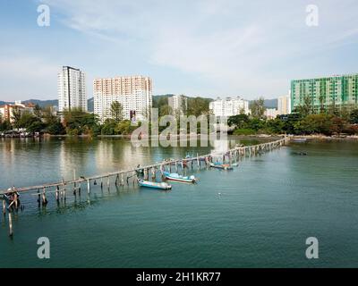 Georgetown, Penang/Malaysia - Mär 17 2020: Holzbrücke in Jelutong. Stockfoto