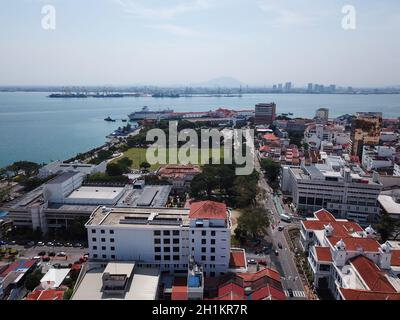 Georgetown, Penang/Malaysia - Mär 17 2020: Luftaufnahme Georgetown mit Hintergrund Butterworth. Stockfoto