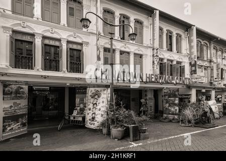 Singapur - 5. Dezember 2019: Blick auf das Chinatown Heritage Center in der Pagoda Street in Singapur. Schwarz-Weiß-Fotosepia im Retro-Stil getönt. Stockfoto