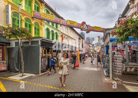 Singapur - 5. Dezember 2019: Menschen gehen und einkaufen auf dem Chinatown Street Market in Singapur bei bewölktem Wetter. Stockfoto