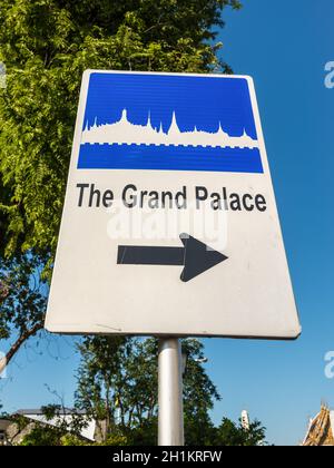 Bangkok, Thailand - 7. Dezember 2019: Straßenschild für den Grand Palace berühmten Wahrzeichen in Bangkok. Stockfoto