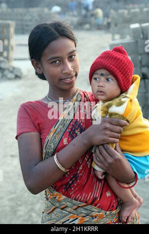 Arbeiter leben mit ihren Familien in der Ziegelfabrik, wo sie unter unmenschlichen Bedingungen in Sarberia, Westbengalen, Indien, arbeiten und leben. Stockfoto