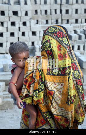 Mitarbeiter leben mit ihren Familien in der Ziegelei, wo Sie arbeiten und leben unter unmenschlichen Bedingungen in Sarberia, West Bengal, Indien Stockfoto