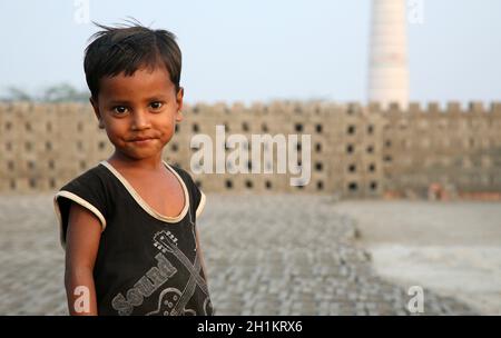 Die Arbeiter leben mit ihren Familien in der Ziegelfabrik, wo sie unter unmenschlichen Bedingungen in Sarberia, Westbengalen, Indien, arbeiten und leben Stockfoto