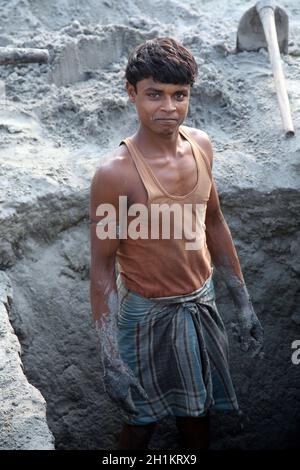 Ziegelfabrik. In Sarberia, Westbengalen, Indien, sind Werkzeuge und Maschinen zur Herstellung von Ziegeln sehr rudimentär. Stockfoto