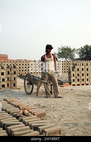 Ziegelfabrik. In Sarberia, Westbengalen, Indien, sind Werkzeuge und Maschinen zur Herstellung von Ziegeln sehr rudimentär. Stockfoto