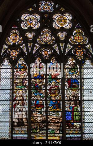 Troyes, Frankreich - 31. August 2018: Bunte Glasfenster in der Kathedrale von Troyes zu St. Peter und Paul geweiht. Frankreich Stockfoto