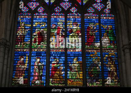 Troyes, Frankreich - 31. August 2018: Bunte Glasfenster in der Kathedrale von Troyes zu St. Peter und Paul geweiht. Frankreich Stockfoto