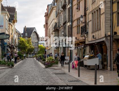 Troyes, Frankreich - 31. August 2018: Blick auf die Altstadt in Troyes - Hauptstadt der Aube in der Region Champagne. Frankreich. Viele Fachwerkhäuser (Haupt Stockfoto