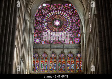 Troyes, Frankreich - 31. August 2018: Bunte Glasfenster in der Kathedrale von Troyes zu St. Peter und Paul geweiht. Frankreich Stockfoto