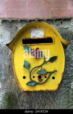 Schöne alte Postfach an der Wand hängen Stockfoto