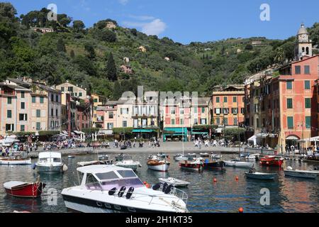 Portofino, Italien. Portofino ist ein italienisches Fischerdorf und ein gehobsvoller Ferienort, der für seinen malerischen Hafen berühmt ist. Stockfoto