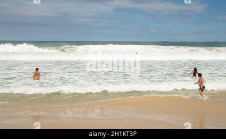 Rio de Janeiro, Brasilien, 28. Februar 2020: Bürger am Strand von der Küste der Küste Stockfoto