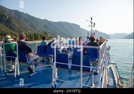 Boot mit Touristen am Idrosee, Italien Stockfoto