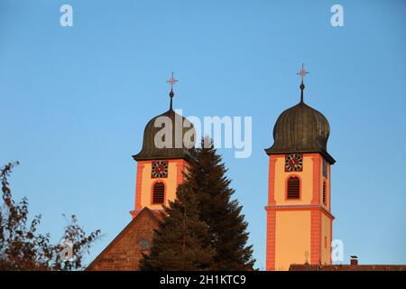 Die Türme der barocken Klosterkirche Mariä Himmelfahrt, heute katholische Pfarrkirche von St. Märgen, prägen das Ortsbild der Gemeinde, im gleisenden Stockfoto