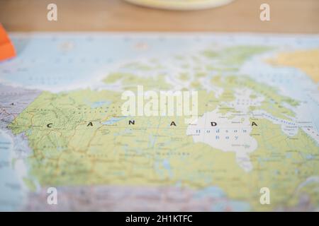 Nahaufnahme des Landes Kanada auf einer farbenfrohen und verschwommenen Nordamerika-Karte Stockfoto