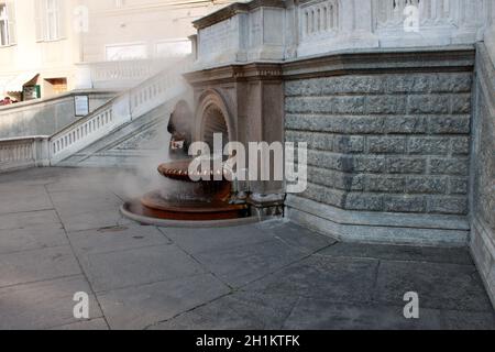 Acqui Terme, Italien - jan 2020: Berühmter italienischer Kurort aus der Römerzeit. Zentraler Platz mit einem Brunnen mit natürlichem kochendem jodreichem Wasser. Hires p Stockfoto