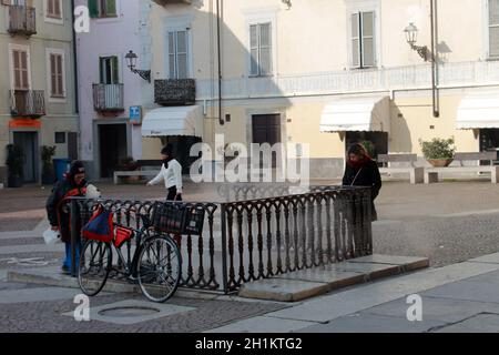 Acqui Terme, Italien - jan 2020: Berühmter italienischer Kurort aus der Römerzeit. Zentraler Platz mit einem Brunnen mit natürlichem kochendem jodreichem Wasser. Hires p Stockfoto