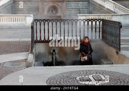 Acqui Terme, Italien - jan 2020: Berühmter italienischer Kurort aus der Römerzeit. Zentraler Platz mit einem Brunnen mit natürlichem kochendem jodreichem Wasser. Hires p Stockfoto