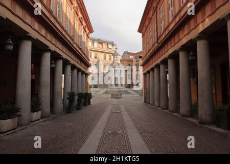 Acqui Terme, Italien - jan 2020: romanischer zentraler Platz mit Thermalwasserbrunnen. Hier können Touristen heißes Sulfonea-Wasser trinken oder unter kochendem Wasser leiden Stockfoto