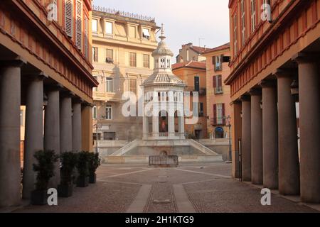 Acqui Terme, Italien - jan 2020: romanischer zentraler Platz mit Thermalwasserbrunnen. Hier können Touristen heißes Sulfonea-Wasser trinken oder unter kochendem Wasser leiden Stockfoto