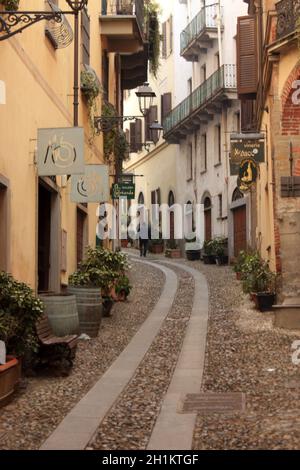 Acqui Terme citiscape, berühmter italienischer Kurort. Foto mit einem Mann, der die Straße entlang läuft. Stockfoto