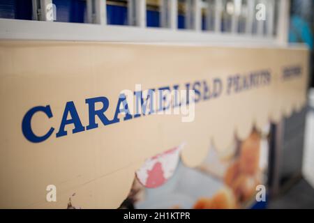 Nahaufnahme der Landschaft des blauen Wortes Caramelized auf dem Schild eines süßen Snacks-Standes im Freien in London, Großbritannien Stockfoto