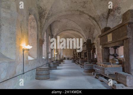 Historische Weinpressen im Laienrefektorium des Klosters Eberbach, Hessen, Deutschland Stockfoto