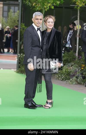 London, Großbritannien. Oktober 2021. Sadiq Khan, der auf dem grünen Teppich im Alexandra Palace zur Verleihung des EarthShot-Preises ankommt. Terry Scott/SPP Quelle: SPP Sport Press Photo. /Alamy Live News Stockfoto