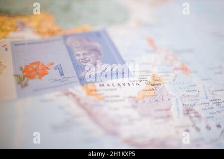 Eine malaysische Ringgit-Banknote neben Malaysia auf einer asiatischen Karte Stockfoto