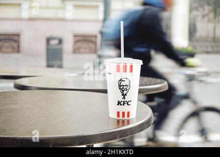 Vilnius, Litauen - 12. Oktober 2020: KFC Kentucky Fried Chicken Soda Papierbecher mit Plastikdeckel und Trinkhalm auf Restauranttisch verlassen Stockfoto