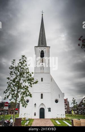 Weiße Kirche in Noordwijkerhout in den Niederlanden mit bewölktem Himmel Stockfoto