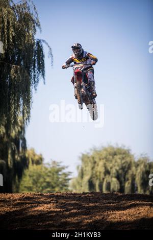 Ciolpani, Rumänien - 11. Oktober 2002: Ein Fahrer springt mit seinem Motorrad, während er an einem Motocross-Rennen in Ciolpani, Rumänien, teilnimmt. Stockfoto