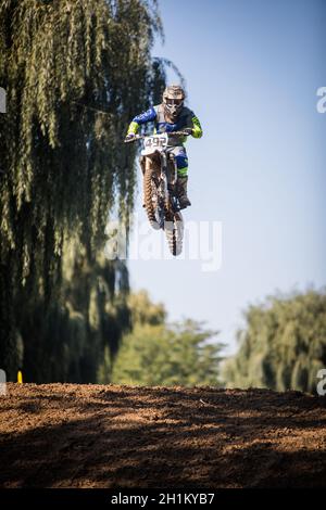 Ciolpani, Rumänien - 11. Oktober 2002: Ein Fahrer springt mit seinem Motorrad, während er an einem Motocross-Rennen in Ciolpani, Rumänien, teilnimmt. Stockfoto