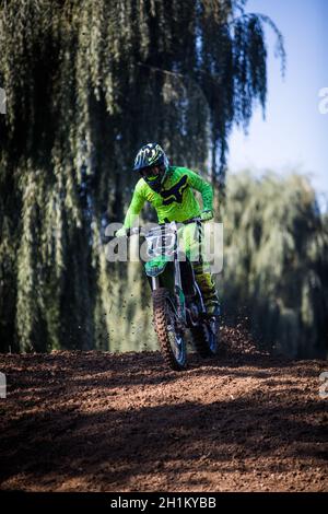 Ciolpani, Rumänien - 11. Oktober 2002: Ein Fahrer springt mit seinem Motorrad, während er an einem Motocross-Rennen in Ciolpani, Rumänien, teilnimmt. Stockfoto