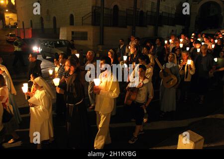 Jeden Freitag geht die Prozession durch die Straßen von Nazareth, von der Kirche des heiligen Josef bis zur Basilika der Verkündigung, Nazareth, Israel Stockfoto