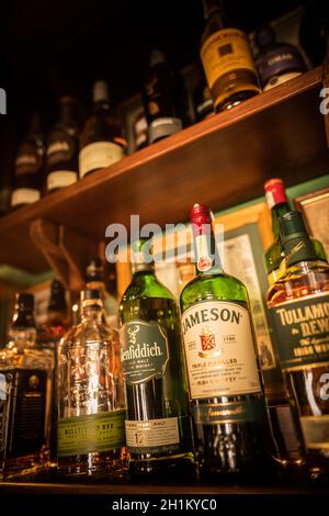Bukarest, Rumänien - 14. Juli 2020: Illustrative redaktionelle Bild von verschiedenen Whisky-Flaschen in einer Kneipe in Bukarest, Rumänien. Stockfoto