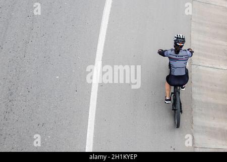 Overhead-Aufnahme einer Amateur-Radfahrerin auf der Straße dazwischen Bogota und La Calera auf den Bergen in Kolumbien Stockfoto