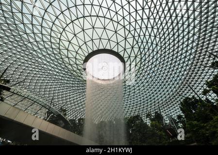 Singapur - 6. Dezember 2019: Blick auf Jewel Rain Vortex von unten im Jewel Changi Airport in Singapur. Stockfoto